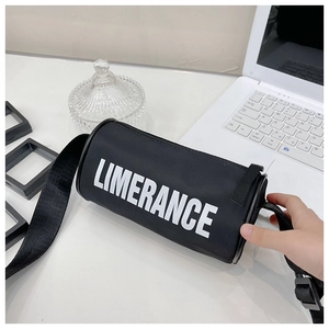 Vue détaillée du sac cylindrique noir avec imprimé LIMERANCE blanc et sangle en nylon