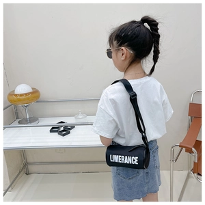 Détail du sac cylindrique noir pour enfant avec lettrage LIMERANCE et bandoulière réglable