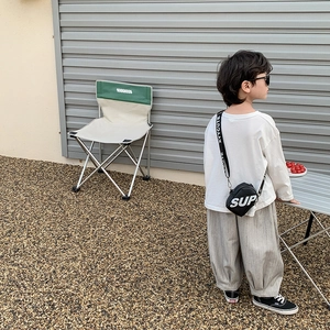 Ensemble streetwear enfant avec sweat blanc, pantalon rayé gris et sac à bandoulière