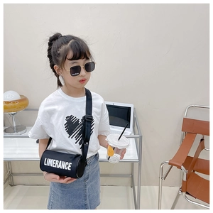 Détail d'un sac bandoulière cylindrique noir pour enfants avec lettrage blanc LIMERANCE