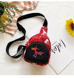 Détail du sac bandoulière enfant dinosaure rouge avec sangle réglable et décorations