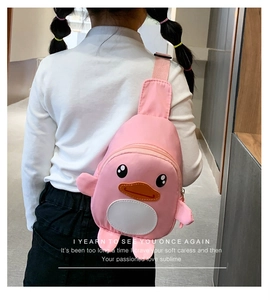 Marsupio a forma di papera rosa per bambini con tracolla regolabile indossato dal modello