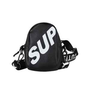 Sac bandoulière noir pour garçon avec lettrage SUP et sangle en nylon pour enfants