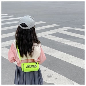 Détail du sac cylindrique vert néon pour enfants avec imprimé Limerance, style urbain