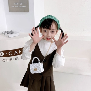 White quilted mini jelly bag with pearl handle and green fabric headband for girls
