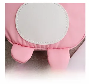 Dettaglio della borsa rosa in ecopelle per bambini con patch bianca motivo litchi e cuciture