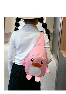 Vista dettagliata di un bambino con una borsa a tracolla rosa a forma di papera in nylon