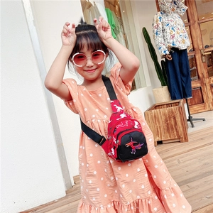 Sac poitrine rouge pour enfant avec squelette de dinosaure blanc et écusson violet