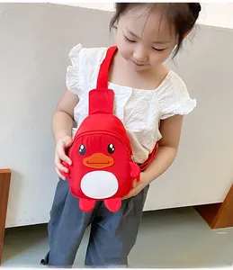Dettaglio di un bambino che indossa la borsa a tracolla anatra rossa in nylon