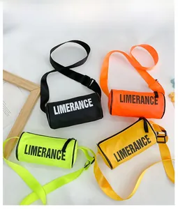 Détail de sacs cylindriques colorés avec lettrage LIMERANCE et large bandoulière en nylon