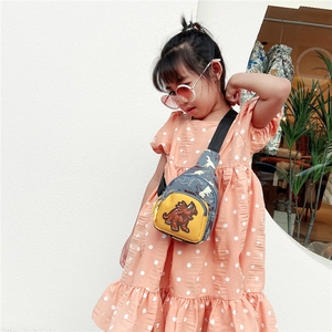 Sac de poitrine dinosaure pour enfants avec poche jaune porté par un petit mannequin
