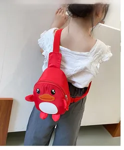 Vista posteriore di un bambino con una simpatica borsa a tracolla a forma di papera rossa