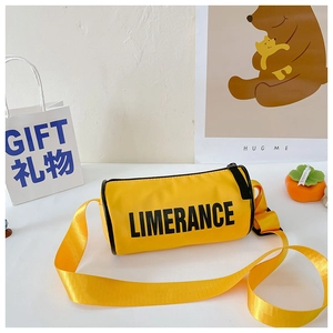 Détail du sac cylindrique jaune avec texte Limerance noir et bandoulière nylon