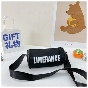 Détail du sac cylindrique noir avec inscription LIMERANCE blanche sur une surface blanche