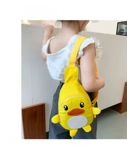 Marsupio bimbo a forma di papera gialla su modello con ali 3D e design carino