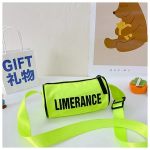 Détail du sac cylindrique vert fluo avec imprimé de lettres Limerance noires