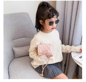 Close-up of pink quilted mini chain bag for girls featuring a 3D heart-shaped buckle