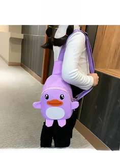 Dettaglio borsa a tracolla anatra viola per bambini in nylon impermeabile con ali