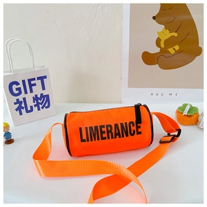 Détail du sac bandoulière cylindrique orange vif pour enfants avec lettrage noir stylé