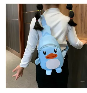 Dettaglio borsa a tracolla azzurra per bambini con design a papera e cinturino regolabile
