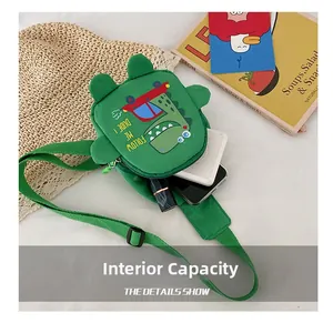 Vue intérieure du sac dinosaure vert montrant la capacité pour téléphone et accessoires