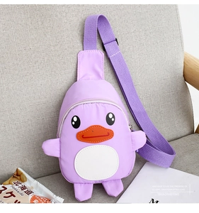 Dettaglio borsa a tracolla viola a forma di anatra per bambini con tracolla regolabile