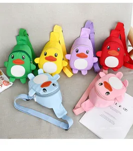 Dettaglio dei borselli a tracolla per bambini a forma di papera con cinghie regolabili
