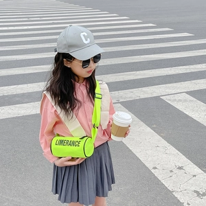 Sac bandoulière cylindrique vert fluo pour enfants avec imprimé lettres et sangle