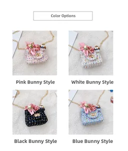 Détail des sacs à bandoulière en tweed pour filles en rose, blanc, noir et bleu