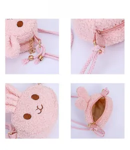 Detailansicht der rosa Plüsch-Kaninchen-Schultertasche mit weichem Webpelz und Stickerei