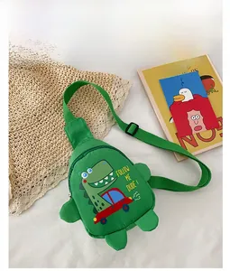 Détail du sac de poitrine dinosaure vert pour enfants avec motif cartoon et sangle