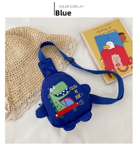 Détail du sac de poitrine bleu pour enfants avec dinosaure et sangle ajustable