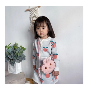 Details eines Kinderstricksets in Creme mit einer rosa Plüsch-Hasen-Umhängetasche für Mädchen