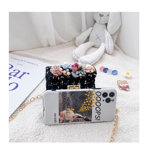 Détail du sac bandoulière en tweed avec chaîne dorée et fleurs en tissu pour filles