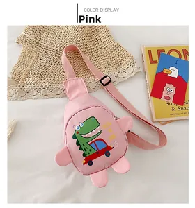 Vue détaillée du sac de poitrine rose pour enfants avec imprimés dinosaures