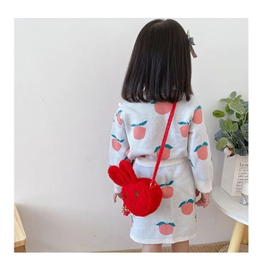 Süße rote Plüsch-Kaninchen-Schultertasche für Kinder an einem Kleinkindmodell gezeigt