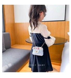 Détail du sac bandoulière en tweed bleu clair pour filles avec fleurs et chaîne