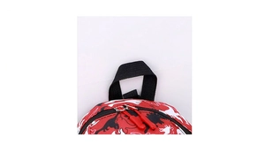Détail du sac à dos dinosaure rouge avec poignée noire et fermeture éclair double
