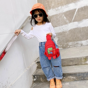 Sac de poitrine enfant en toile rouge avec dinosaure mignon et bandoulière réglable