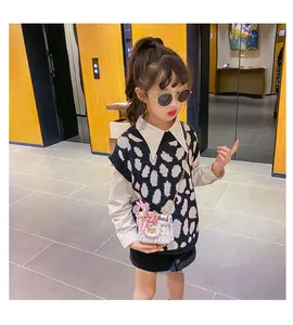 Mini sac en tweed avec fleur rose et lapin sur une tenue élégante pour petite fille