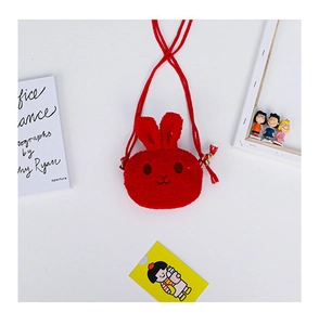 Detailansicht der roten Plüsch-Kaninchen-Schultertasche für Kinder mit weichem Fell