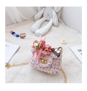 Détail du sac bandoulière rose en tweed pour enfant avec lapin et fleurs déco