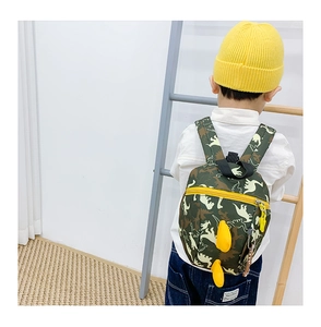 Détail du sac à dos enfant motif dinosaure camouflage avec cornes 3D jaunes et zip