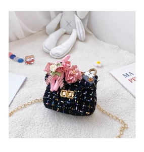 Vue détaillée du sac en tweed noir enfant avec décor floral, lapin et chaînette