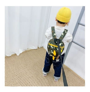 Détail d'un sac à dos dinosaure camouflage avec laisse de sécurité pour jeunes enfants