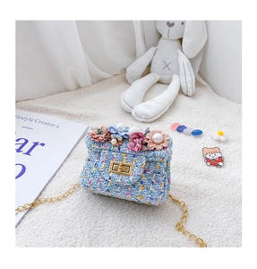 Détail du sac bandoulière enfant en tweed bleu avec fleur 3D et perles nacrées