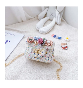 Détail du sac en tweed pour fille avec fleur en tissu, perles et chaîne dorée