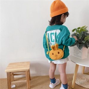 Kinder Plüschhasen Umhängetasche und grüner rückenfreier Pullover für den Winter