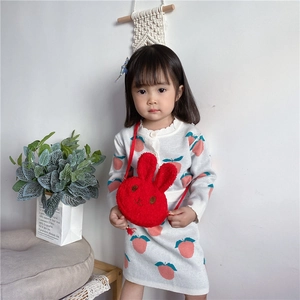 Winterliche Plüsch-Hasen-Umhängetasche für Mädchen mit Pfirsich-Strickkleid