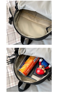 Vue détaillée de l'intérieur spacieux d'un sac à dos noir avec compartiments et doublure